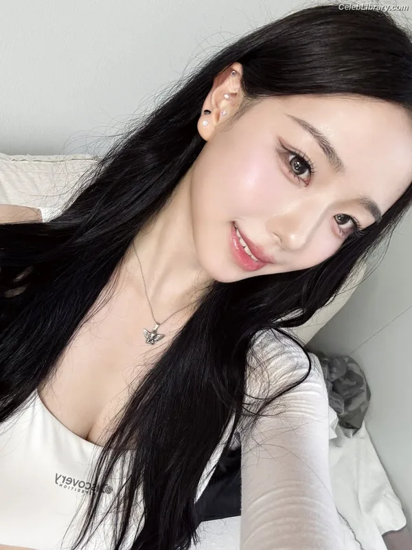 Chaeyeon (ΓRIPLΣ S  TRIPLE S) photo 3 of 9