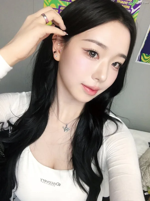 Chaeyeon (ΓRIPLΣ S  TRIPLE S) photo 4 of 9