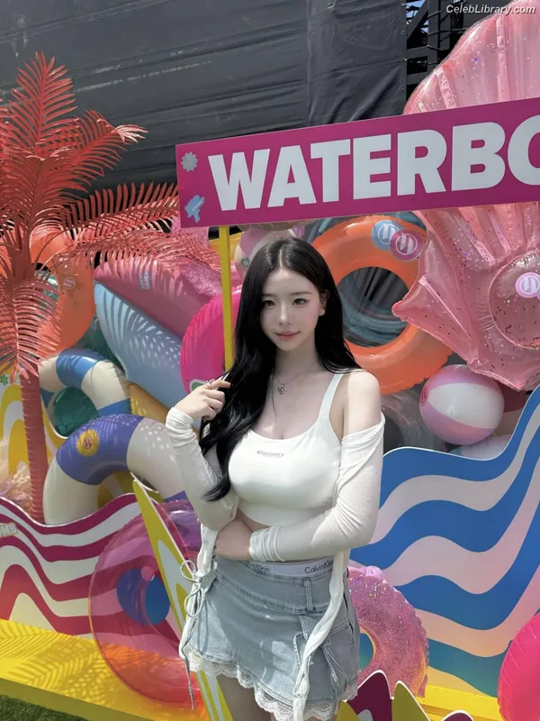 Chaeyeon (ΓRIPLΣ S  TRIPLE S) photo 5 of 9
