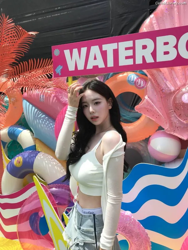 Chaeyeon (ΓRIPLΣ S  TRIPLE S) photo 6 of 9