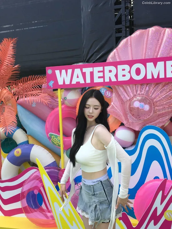 Chaeyeon (ΓRIPLΣ S  TRIPLE S) photo 7 of 9