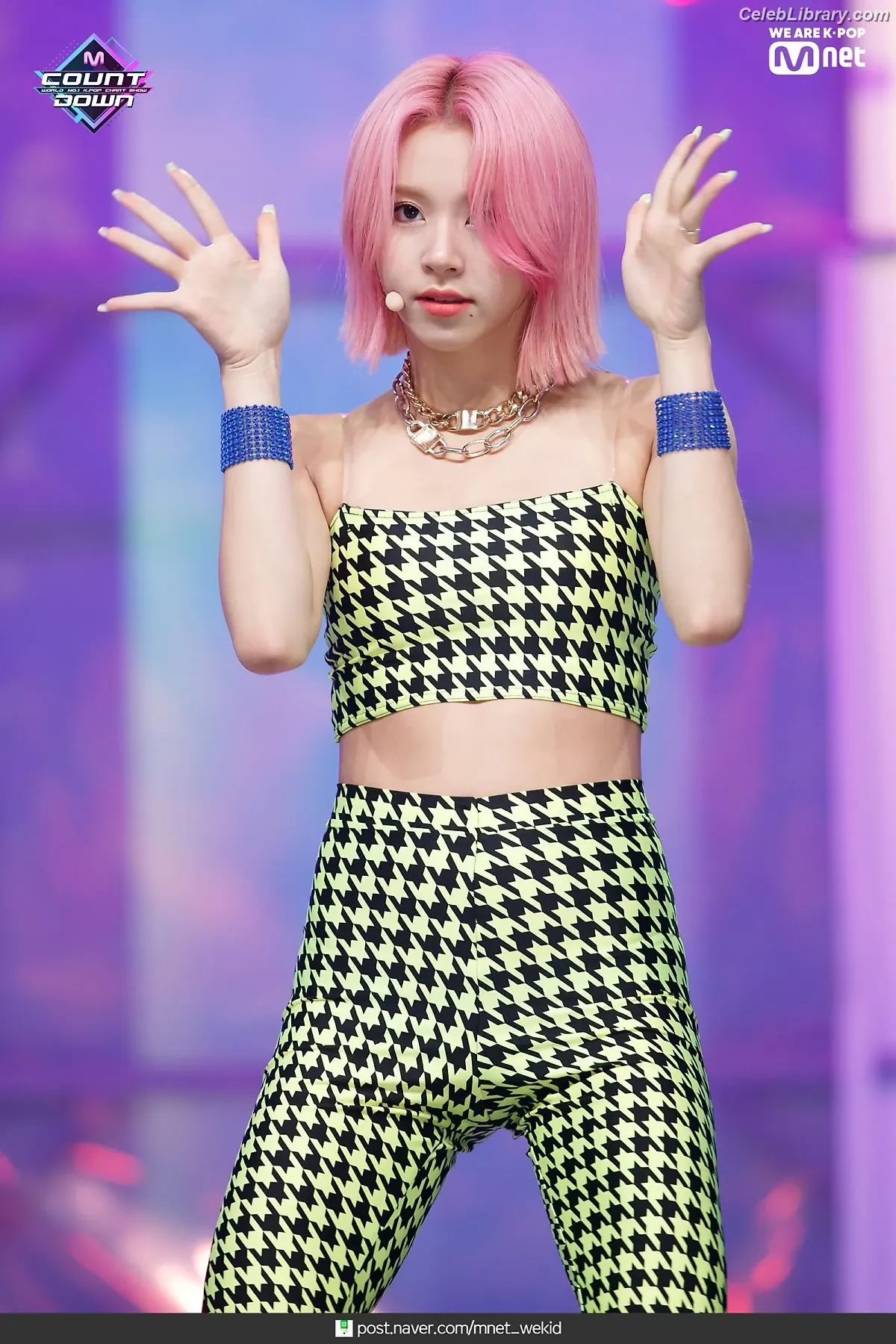 Chaeyoung (TWICE) photo 2 of 399