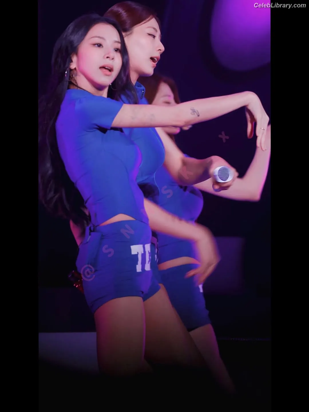 Chaeyoung (TWICE) photo 7 of 399