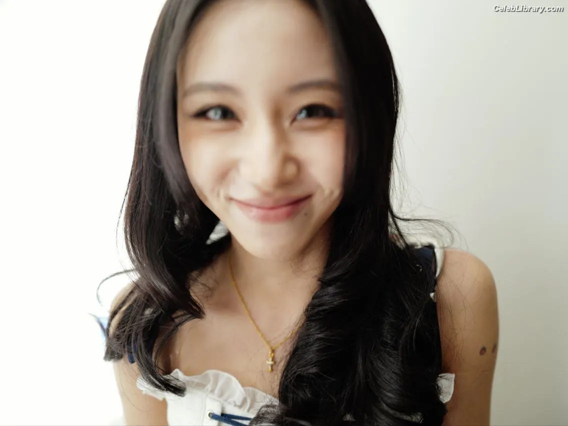 Chaeyoung (TWICE) photo 21 of 399