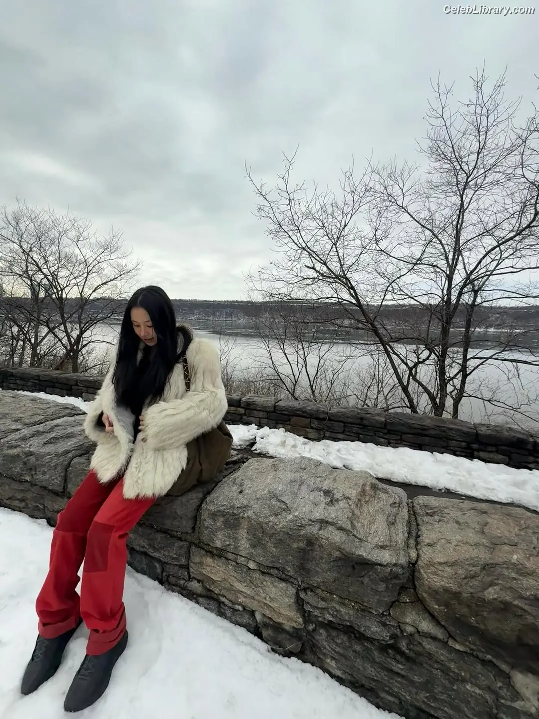Chaeyoung (TWICE) photo 3 of 399