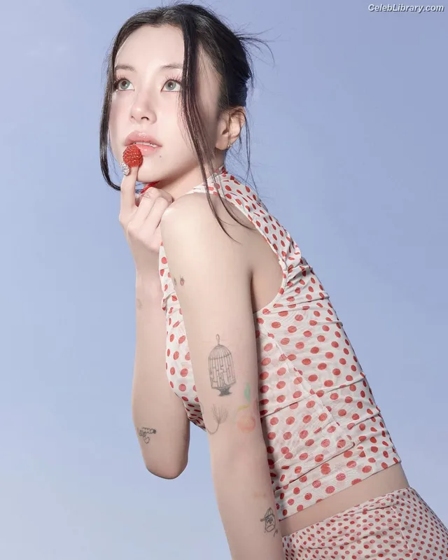 Chaeyoung (TWICE) photo 4 of 400