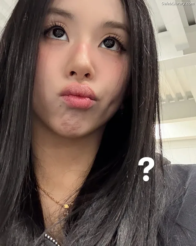 Chaeyoung (TWICE) photo 6 of 400