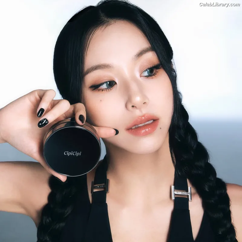 Chaeyoung (TWICE) photo 7 of 400