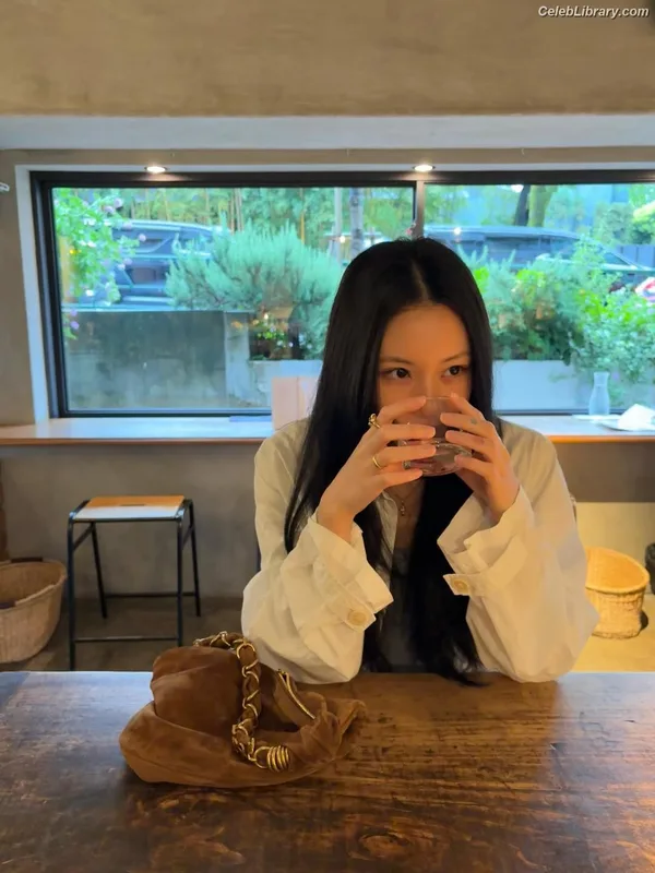 Chaeyoung (TWICE) photo 11 of 400