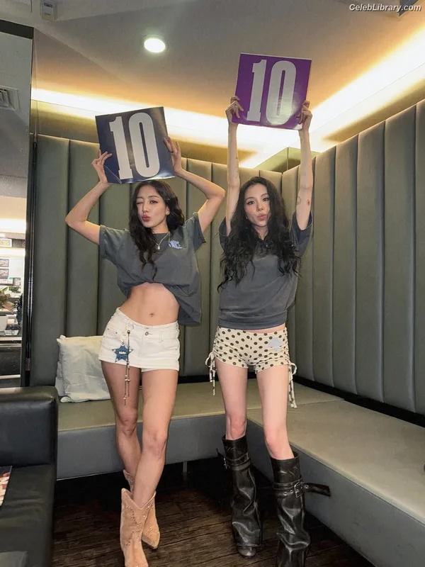 Chaeyoung (TWICE) photo 12 of 400