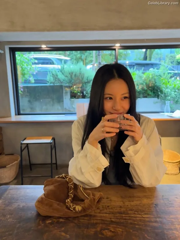 Chaeyoung (TWICE) photo 13 of 400