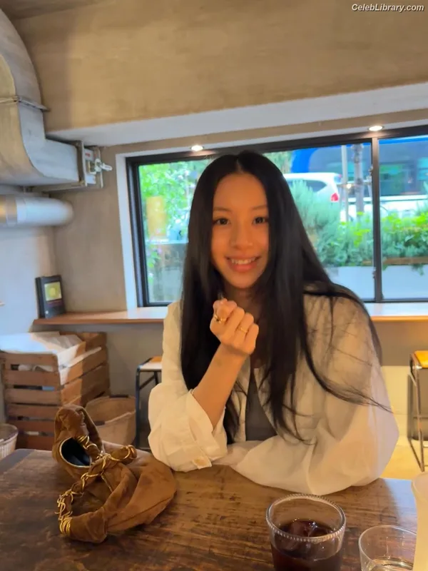 Chaeyoung (TWICE) photo 15 of 400