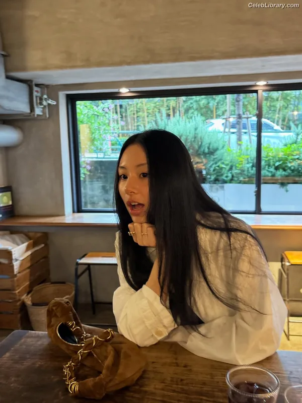 Chaeyoung (TWICE) photo 16 of 400