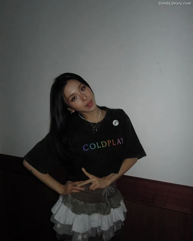 Chaeyoung (TWICE) photo 17 of 400