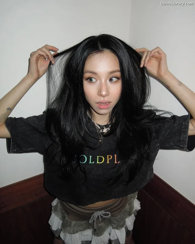 Chaeyoung (TWICE) photo 18 of 400