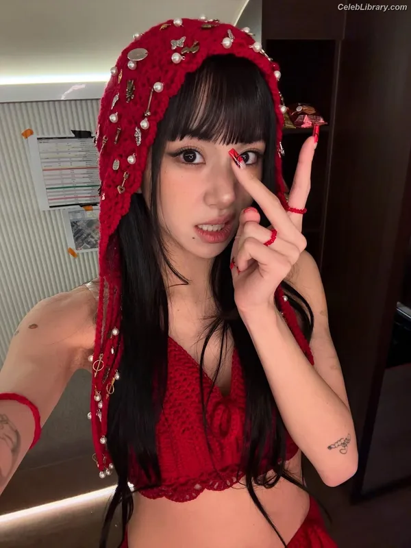 Chaeyoung (TWICE) photo 22 of 400