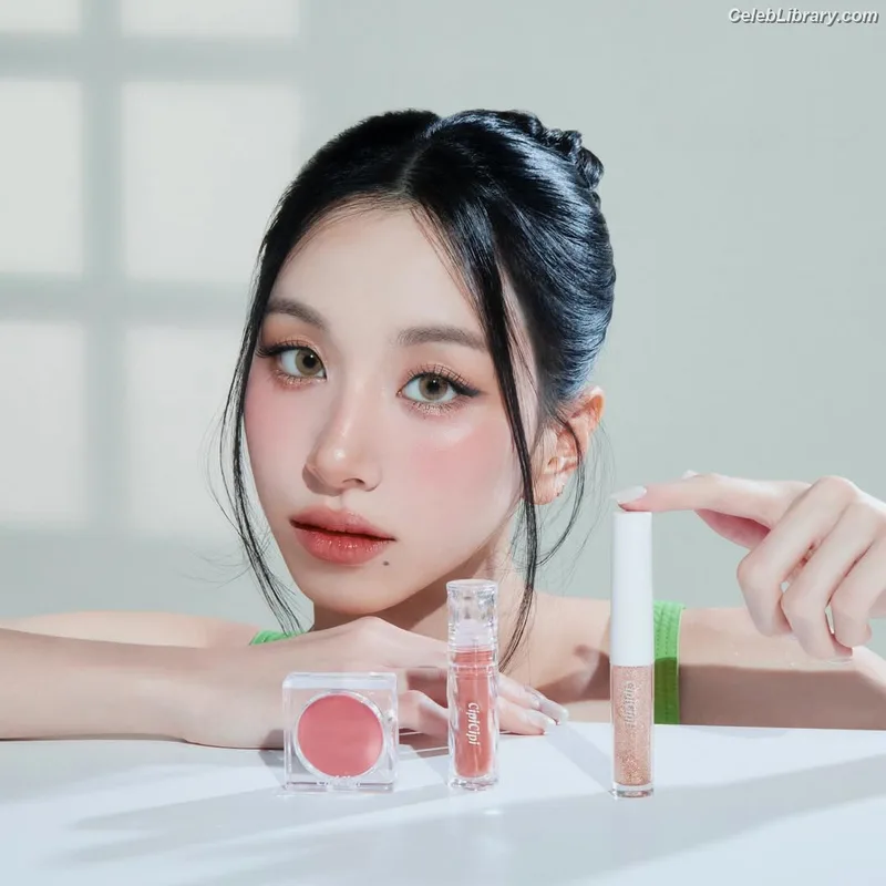 Chaeyoung (TWICE) photo 24 of 400