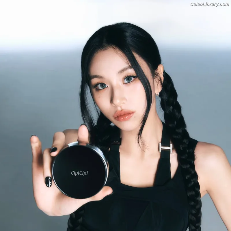Chaeyoung (TWICE) photo 1 of 400