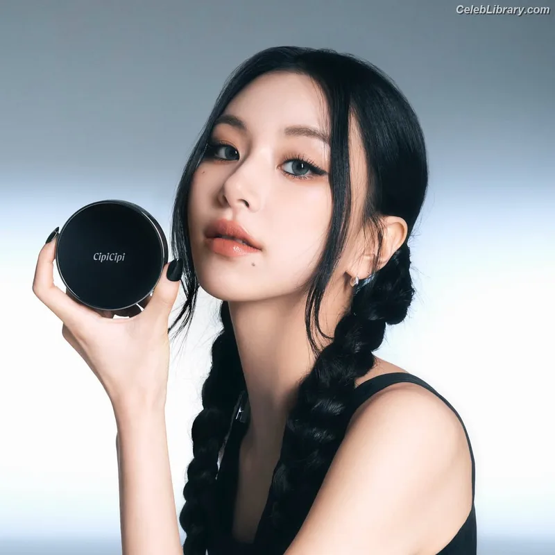 Chaeyoung (TWICE) photo 2 of 400