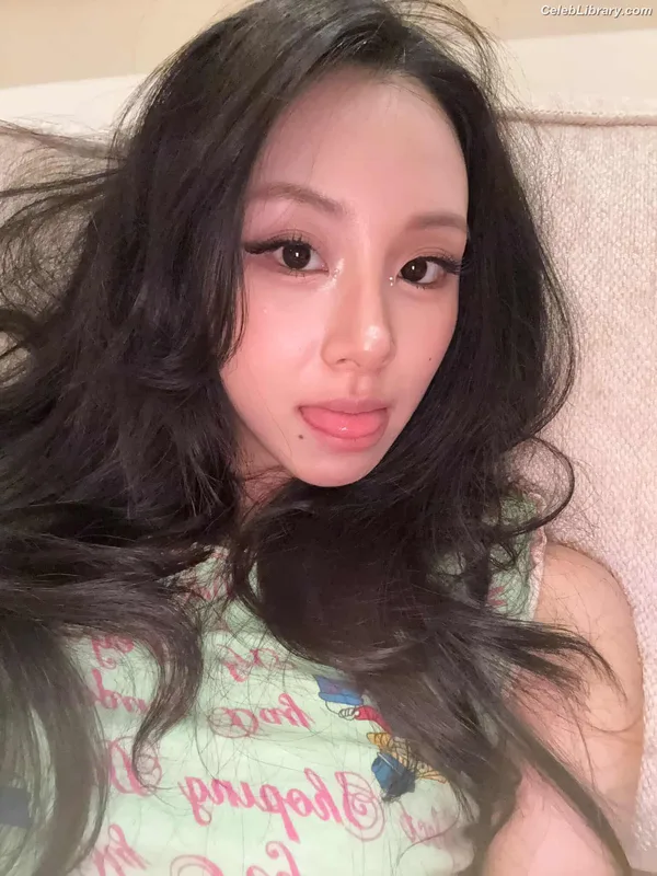 Chaeyoung (TWICE) photo 5 of 400