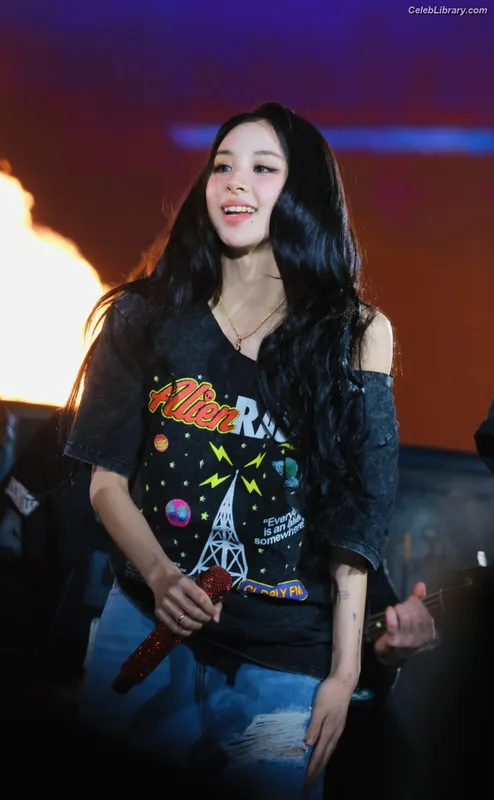 Chaeyoung (TWICE) photo 6 of 400