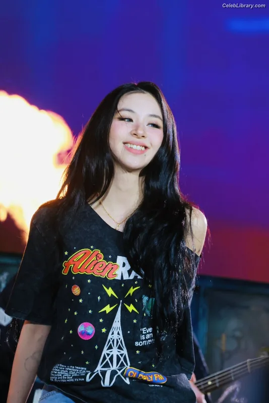 Chaeyoung (TWICE) photo 7 of 400