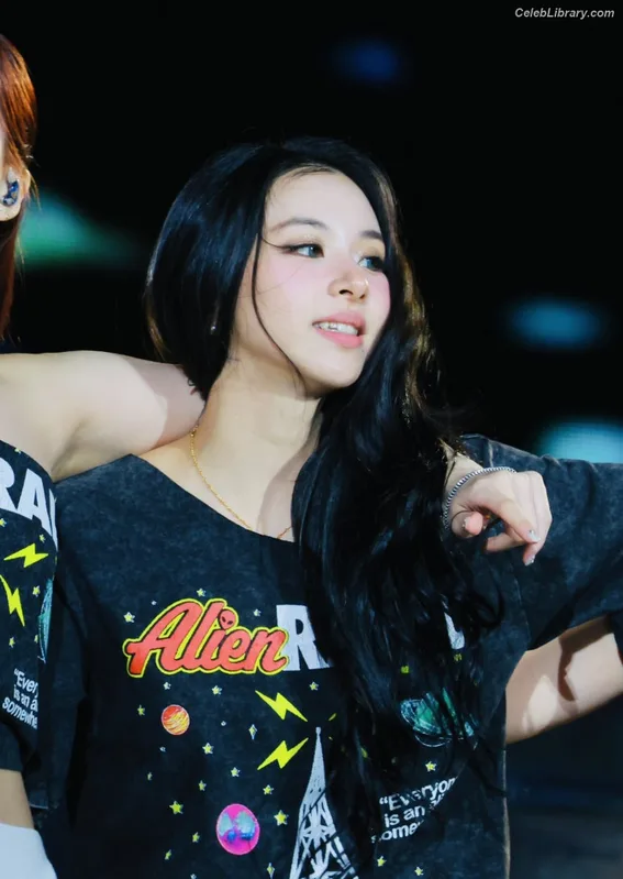 Chaeyoung (TWICE) photo 8 of 400