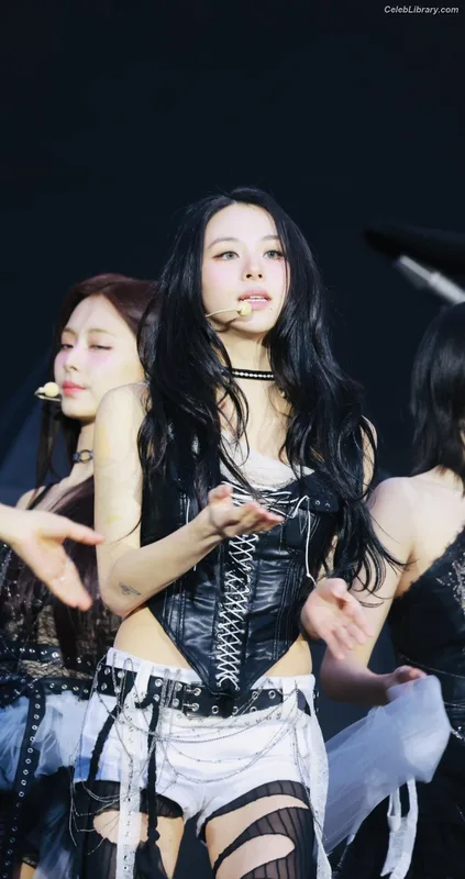 Chaeyoung (TWICE) photo 10 of 400