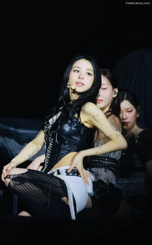 Chaeyoung (TWICE) photo 11 of 400