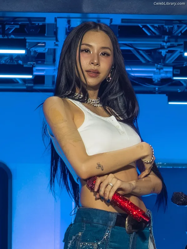 Chaeyoung (TWICE) photo 13 of 400