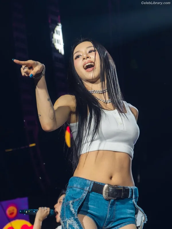 Chaeyoung (TWICE) photo 14 of 400