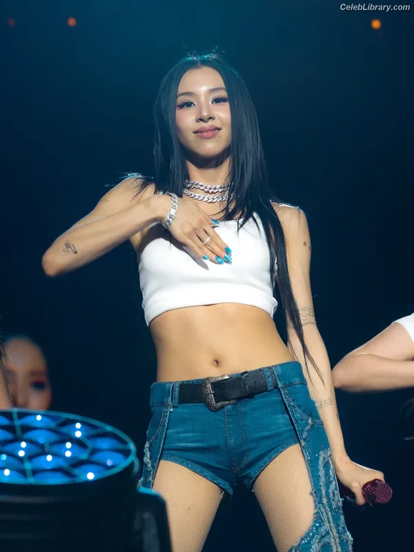 Chaeyoung (TWICE) photo 15 of 400