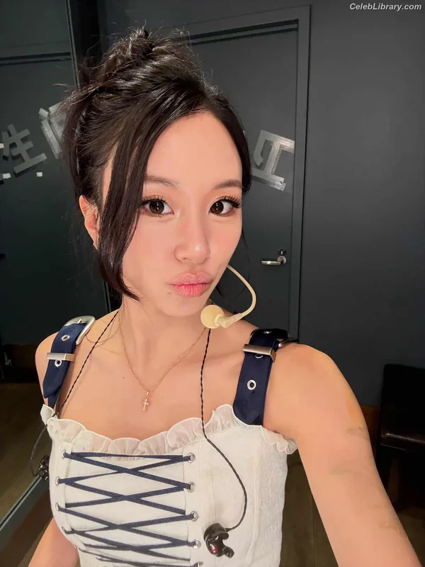 Chaeyoung (TWICE) photo 4 of 400