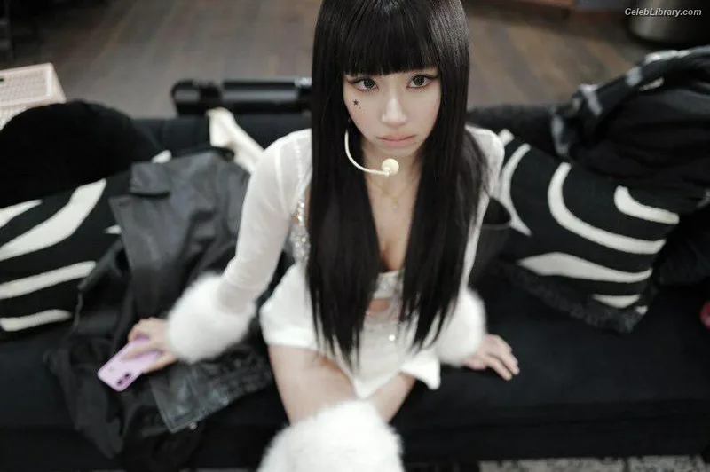 Chaeyoung (TWICE) photo 5 of 400
