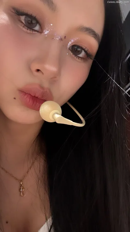 Chaeyoung (TWICE) photo 9 of 400