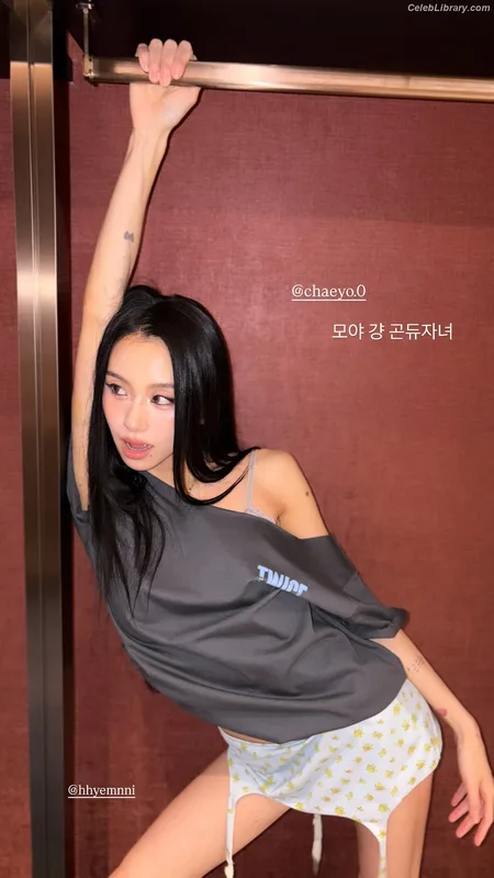 Chaeyoung (TWICE) photo 10 of 400