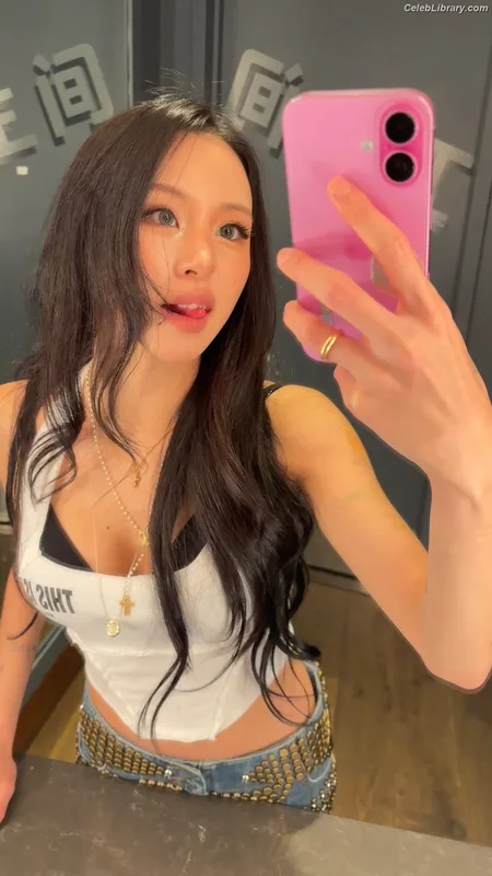 Chaeyoung (TWICE) photo 13 of 400