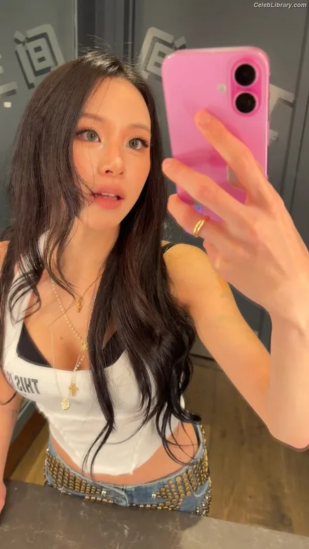 Chaeyoung (TWICE) photo 14 of 400