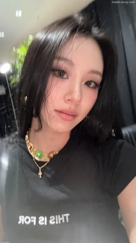 Chaeyoung (TWICE) photo 15 of 400