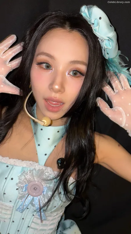 Chaeyoung (TWICE) photo 16 of 400