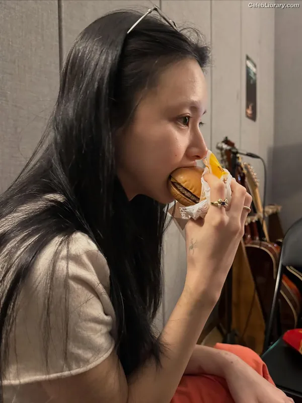 Chaeyoung (TWICE) photo 18 of 400
