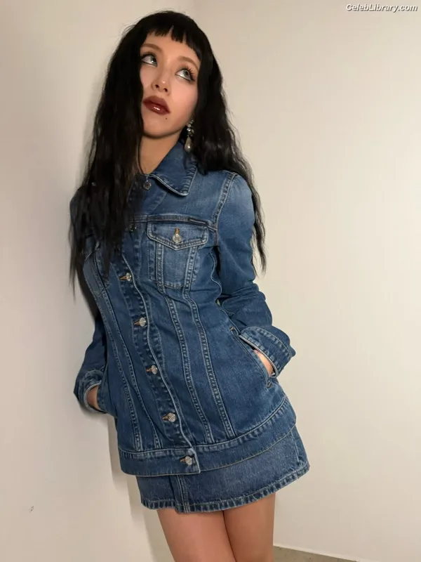 Chaeyoung (TWICE) photo 19 of 400