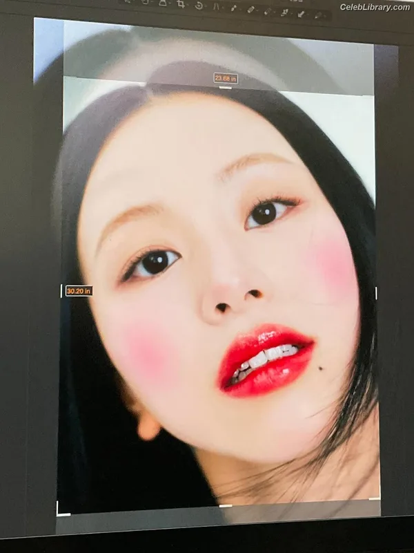 Chaeyoung (TWICE) photo 21 of 400
