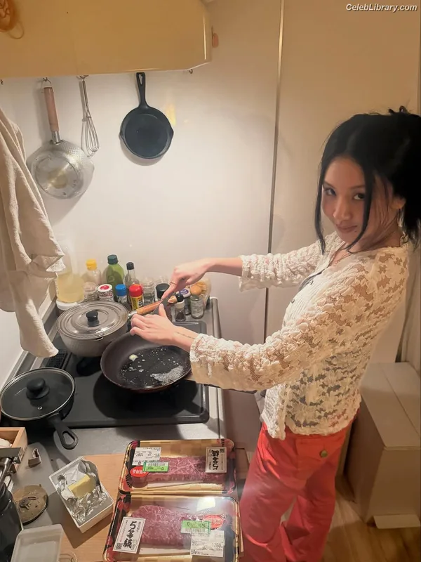Chaeyoung (TWICE) photo 23 of 400