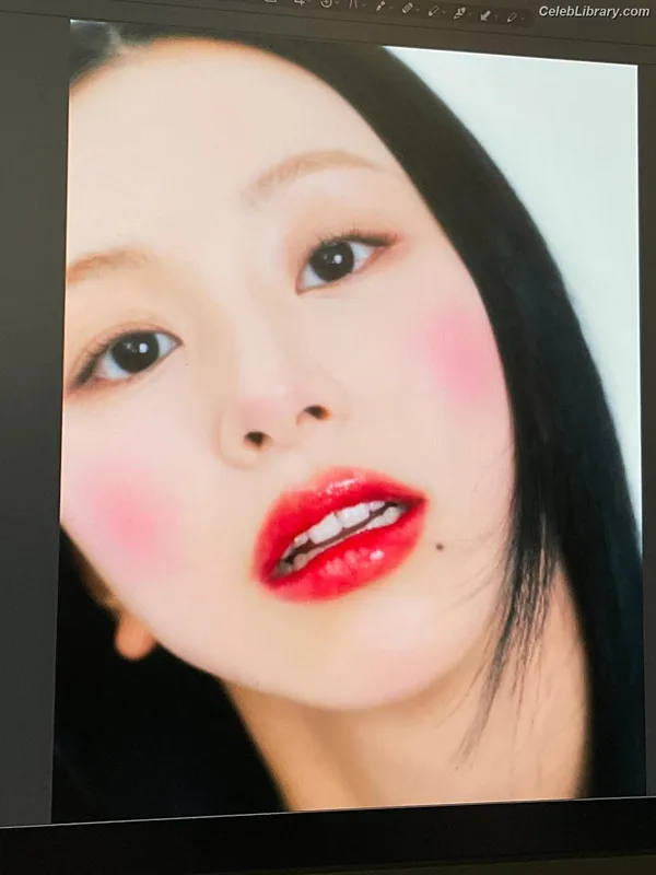 Chaeyoung (TWICE) photo 3 of 400
