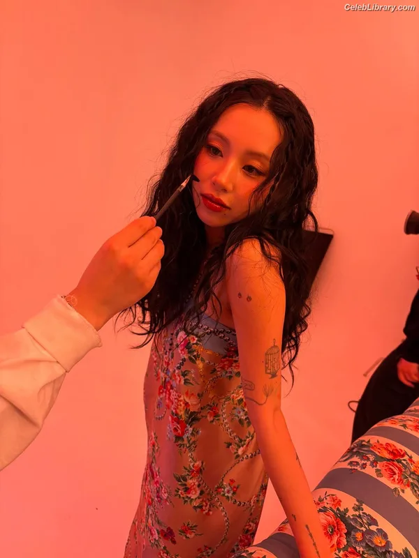 Chaeyoung (TWICE) photo 7 of 400