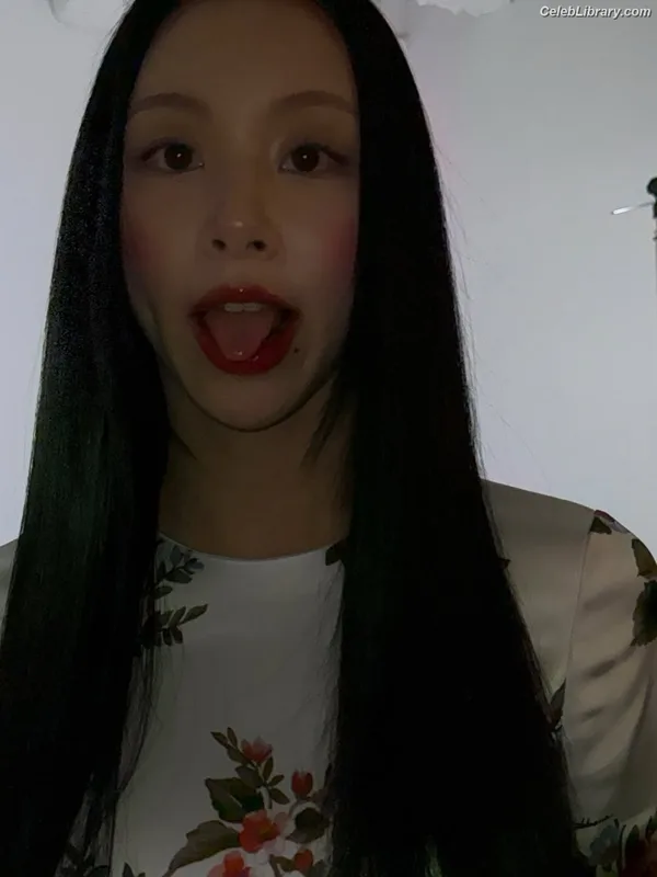 Chaeyoung (TWICE) photo 9 of 400