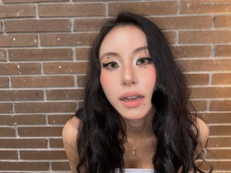 Chaeyoung (TWICE) photo 10 of 400
