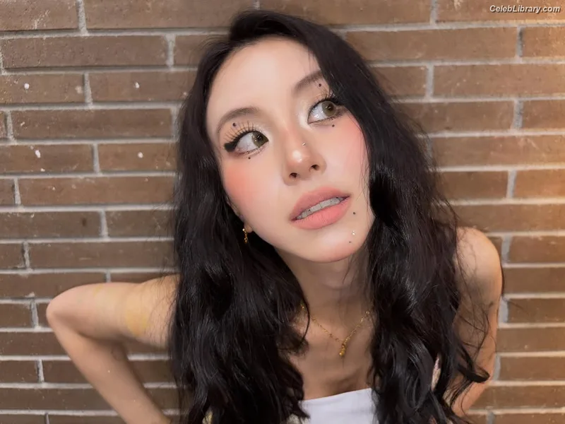 Chaeyoung (TWICE) photo 11 of 400