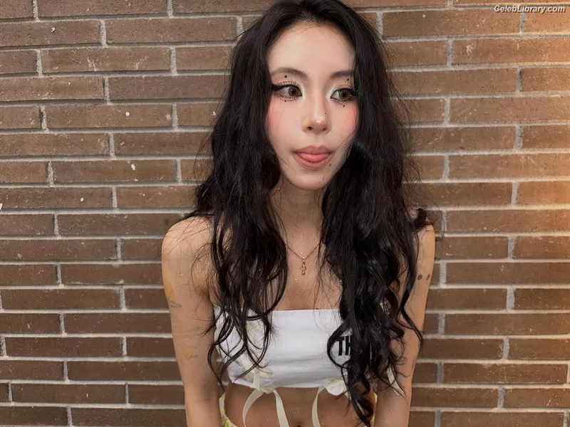 Chaeyoung (TWICE) photo 12 of 400
